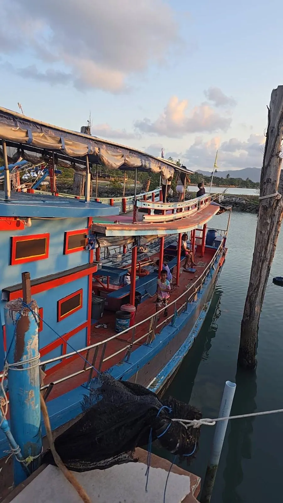 La flotte Samui Authentic au ponton — bateau traditionnel thaïlandais