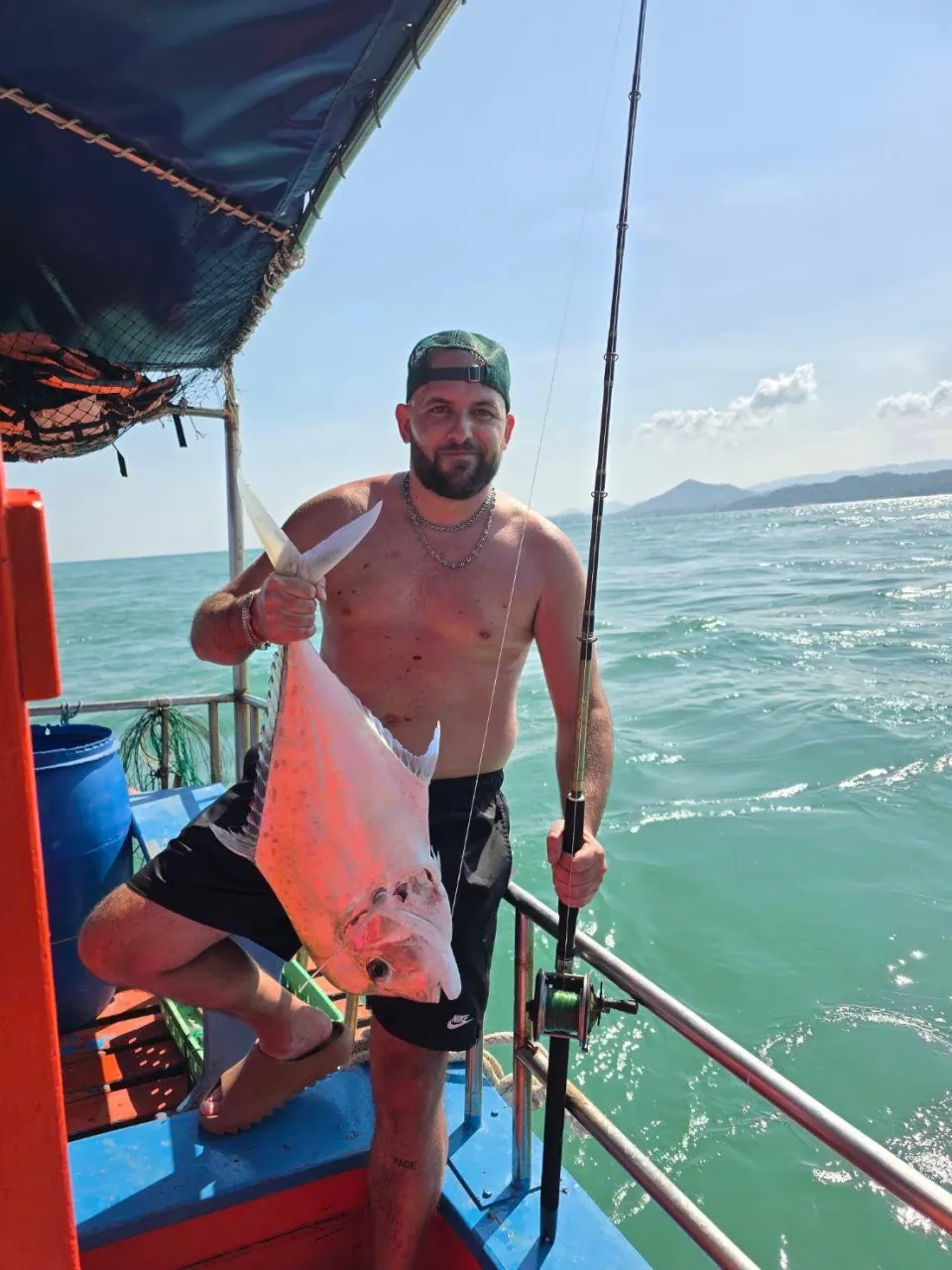 Belle prise de carangue lors d'une excursion peche a Koh Samui