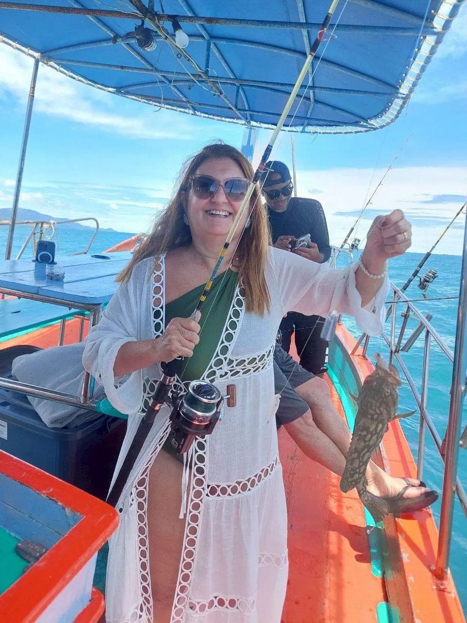Cliente souriante pendant une sortie peche a Koh Samui