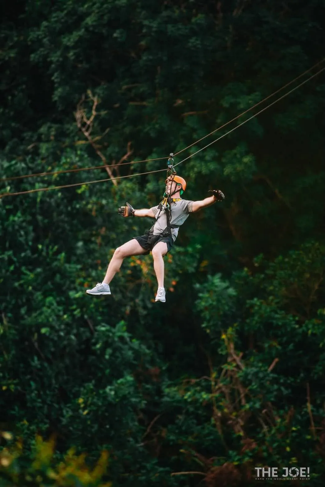Tyrolienne Koh Samui homme volant au-dessus de la foret tropicale