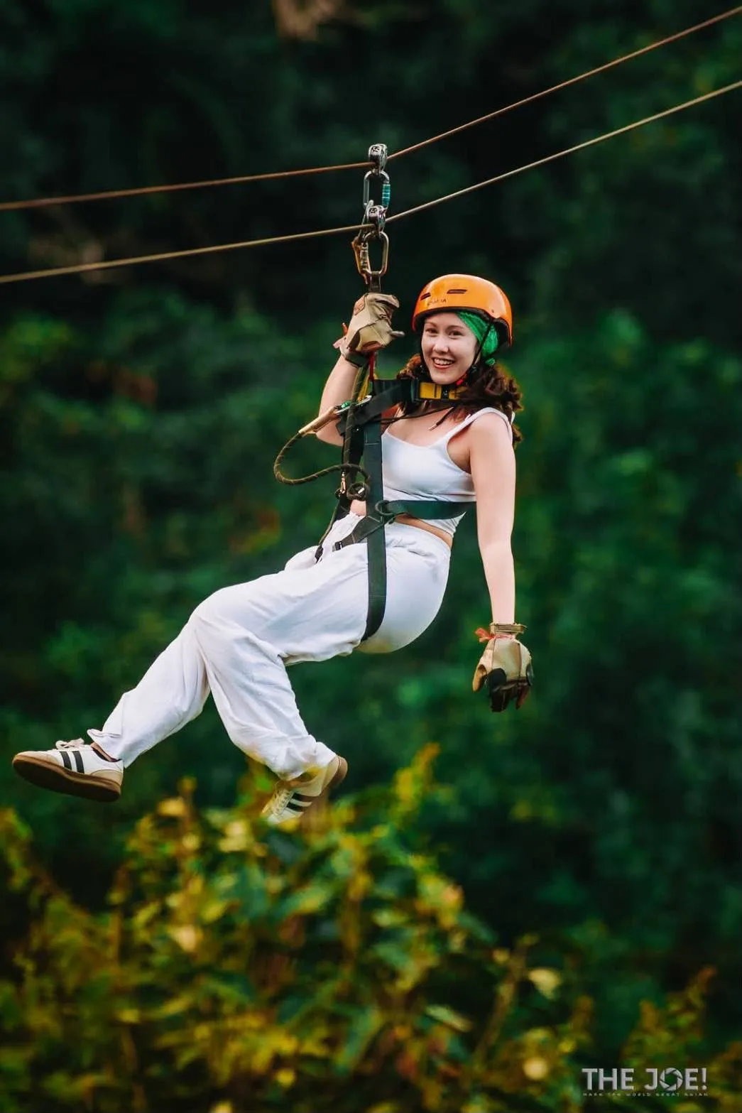 Tyrolienne Koh Samui jeune femme souriante sur le cable