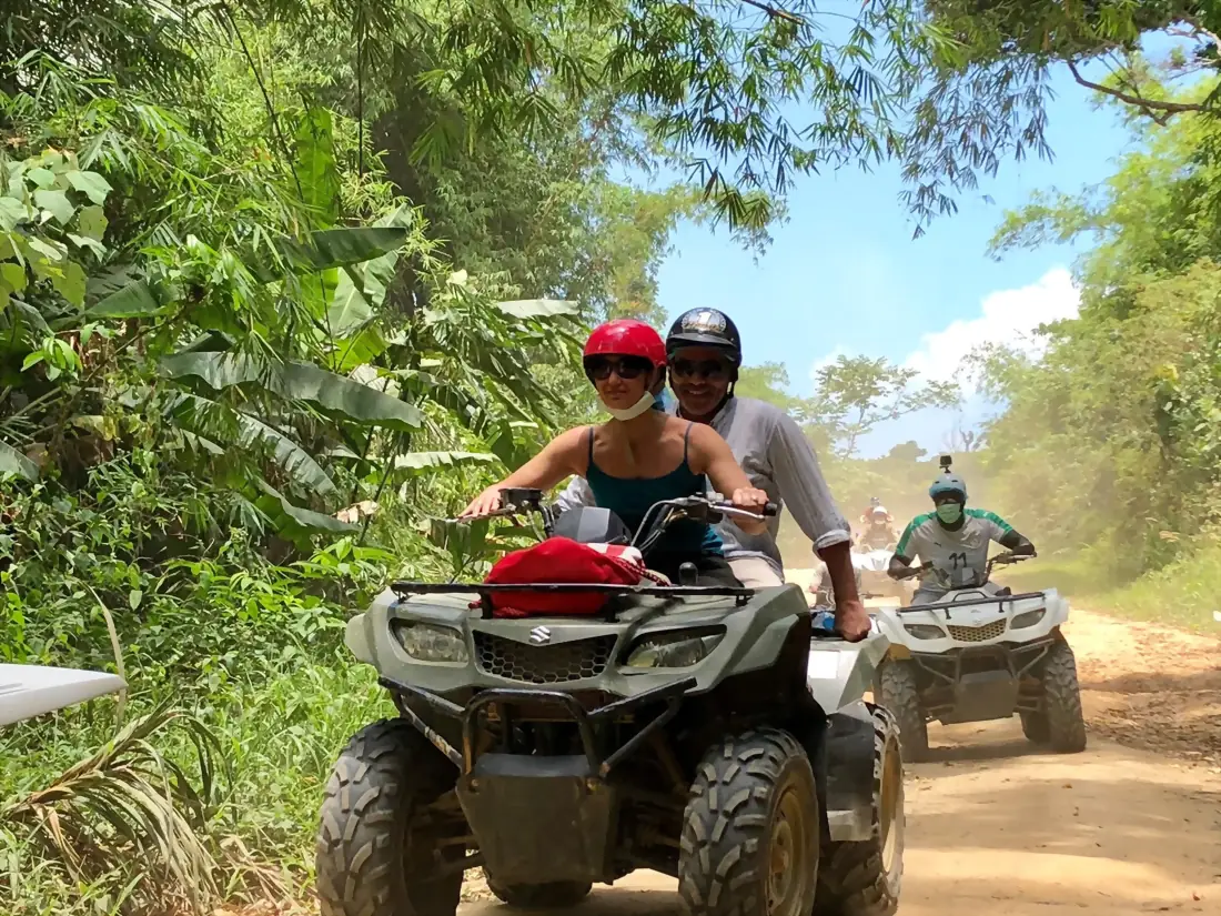 Couple en quad sur une piste de terre dans les hauteurs de Koh Samui