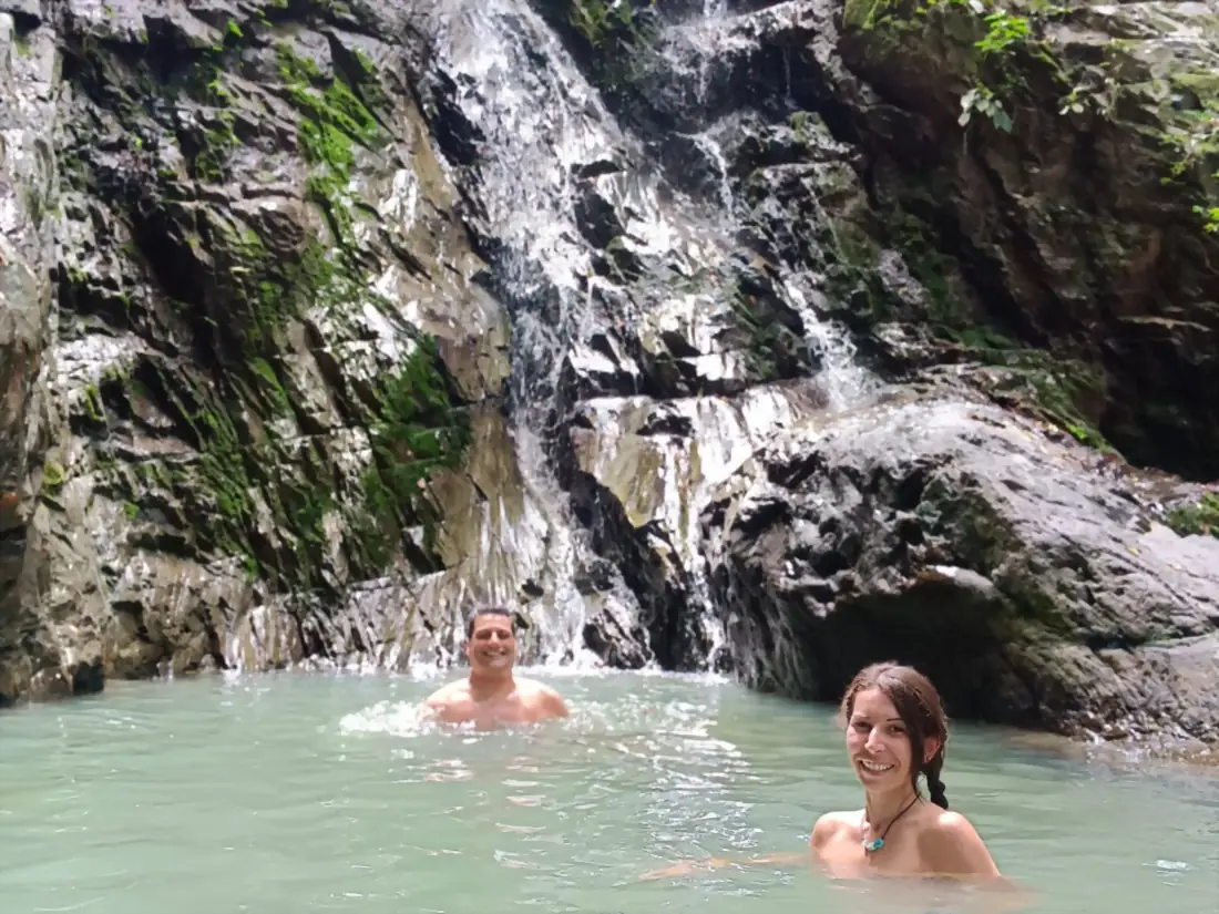 Baignade dans le bassin d une cascade en pleine jungle pendant le tour quad 4h