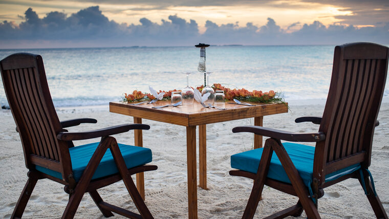 Diner romantique sur la plage Koh Samui - table privative coucher de soleil